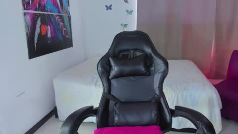 Snapshot of 19vanee chatting on February 2026 04:08:01 PM stef read my description online show from February 2026 04:08:01 PM