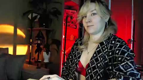 Snapshot of 5_in_one chatting on February 2025 06:23:01 AM Sunshine online show from February 2025 06:23:01 AM