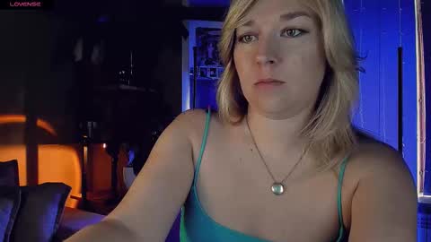 Snapshot of 5_in_one chatting on September 2025 05:12:01 AM Sunshine online show from September 2025 05:12:01 AM