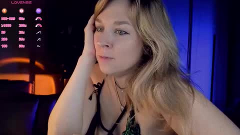 Snapshot of 5_in_one chatting on November 2025 04:01:02 AM Sunshine online show from November 2025 04:01:02 AM