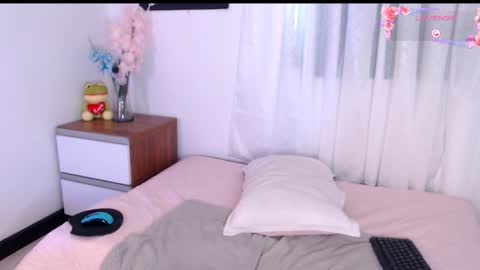 Mia online show from November 2025 03:54:02 PM