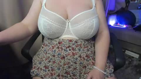 Snapshot of _alyssia_ chatting on May 2026 07:42:02 PM lisa online show from May 2026 07:42:02 PM
