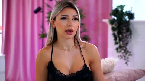 Snapshot of _arielle chatting on December 2024 09:59:02 AM Arielle online show from December 2024 09:59:02 AM