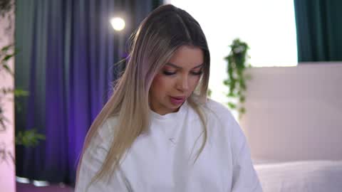 Snapshot of _arielle chatting on April 2026 05:41:02 AM Arielle online show from April 2026 05:41:02 AM