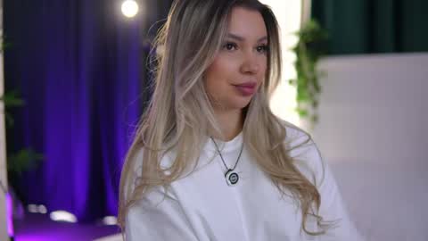 Snapshot of _arielle chatting on April 2026 06:39:01 AM Arielle online show from April 2026 06:39:01 AM