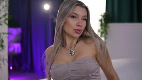Snapshot of _arielle chatting on May 2026 07:25:01 AM Arielle online show from May 2026 07:25:01 AM