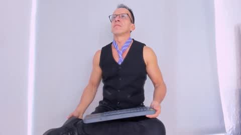 _axelking_ online show from November 2025 11:43:01 AM