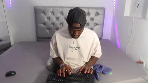 Andrew online show from November 2025 06:41:01 PM