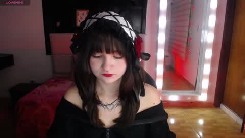 _charlotte_collins_ online show from December 2025 01:49:02 PM