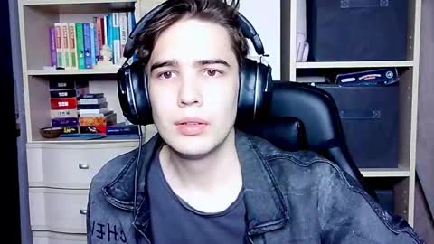 _crise_next_door_ online show from October 2025 05:22:02 PM