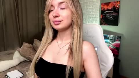 _crystal_moon_1 online show from April 2026 07:07:02 PM