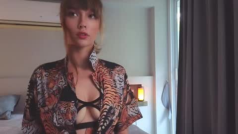 DemiDee online show from January 2025 10:00:02 AM