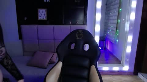 _emaa_ online show from November 2025 07:57:01 PM