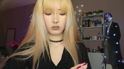 EveEva online show from December 2025 12:53:01 AM