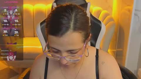 Snapshot of _evoni_b chatting on November 2025 01:59:01 AM evoni online show from November 2025 01:59:01 AM