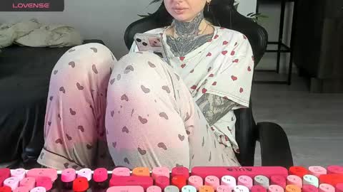 Snapshot of _feralberry__ chatting on June 2026 09:04:02 AM Alis online show from June 2026 09:04:02 AM