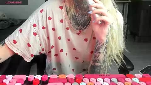 Snapshot of _feralberry__ chatting on June 2026 05:55:02 AM Alis online show from June 2026 05:55:02 AM