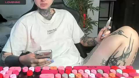 Snapshot of _feralberry__ chatting on June 2026 06:33:01 AM Alis online show from June 2026 06:33:01 AM