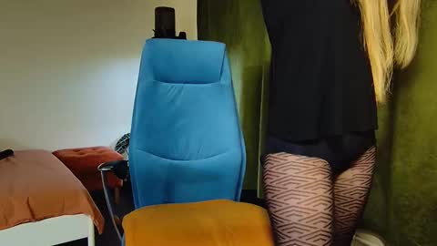 _goldilocks__ online show from November 2025 12:38:01 PM