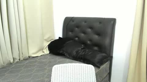 yanie online show from November 2025 05:17:01 PM