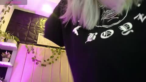 Mia online show from January 2025 02:15:01 PM