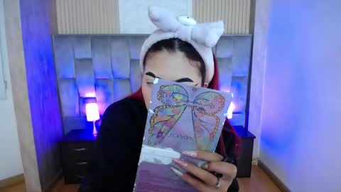 Mia online show from September 2025 03:25:01 PM