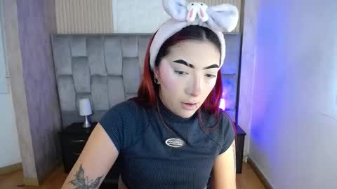 Mia online show from October 2025 02:18:02 PM