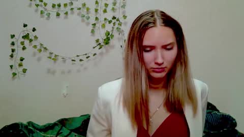 _kikiclark_ online show from November 2025 10:30:02 PM