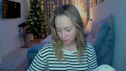 _lalune_ online show from December 2024 08:43:02 PM