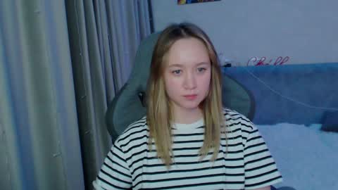 _lalune_ online show from January 2025 12:53:01 AM