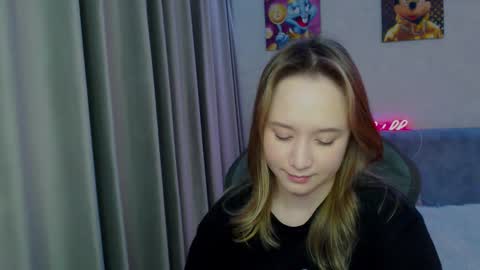 _lalune_ online show from February 2025 07:02:02 PM