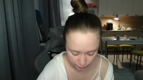 _lalune_ online show from March 2026 03:01:01 PM