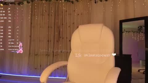 Laura online show from September 2025 05:42:01 AM