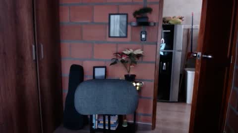 Snapshot of _lunablondie_ chatting on February 2025 02:37:01 PM _lunablondie_ online show from February 2025 02:37:01 PM