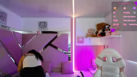  Mia  online show from October 2025 12:24:01 PM