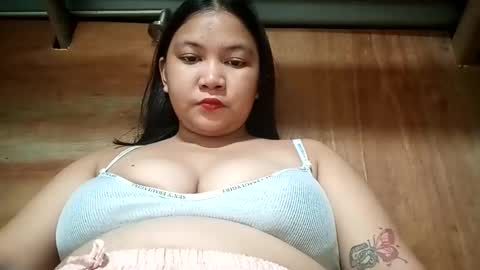 Snapshot of _milkytitsmomxx_ chatting on April 2026 05:32:02 PM _milkytitsmomxx_ online show from April 2026 05:32:02 PM