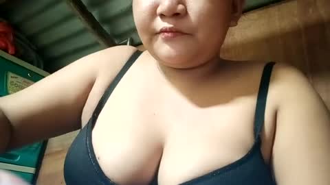 Snapshot of _milkytitsmomxx_ chatting on June 2026 06:23:01 PM _milkytitsmomxx_ online show from June 2026 06:23:01 PM