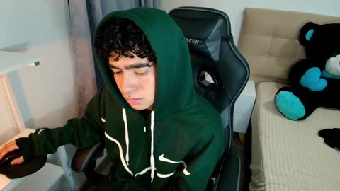 Snapshot of _nickconnor1 chatting on December 2024 12:02:01 AM Nicolas online show from December 2024 12:02:01 AM