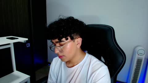 Snapshot of _nickconnor1 chatting on February 2025 10:44:02 PM Nicolas online show from February 2025 10:44:02 PM