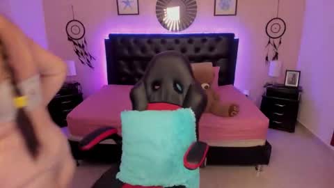 Olivia jones online show from February 2026 12:00:01 PM