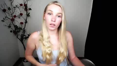 Snapshot of _snow_queen__ chatting on May 2026 01:06:01 PM Rachel online show from May 2026 01:06:01 PM