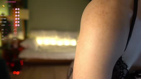 Evi online show from December 2024 09:39:02 PM