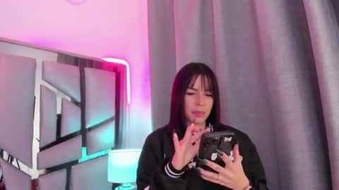 Snapshot of _valeria_saenz_ chatting on June 2026 03:28:01 AM _valeria_saenz_ online show from June 2026 03:28:01 AM