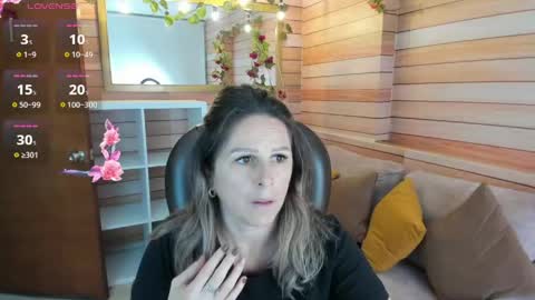 Snapshot of _victoria_collins chatting on April 2026 10:57:01 AM Sol online show from April 2026 10:57:01 AM
