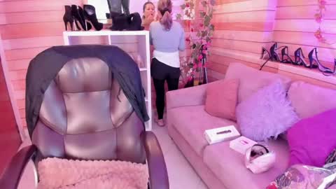 Snapshot of _victoria_collins chatting on May 2026 10:55:01 AM Sol online show from May 2026 10:55:01 AM