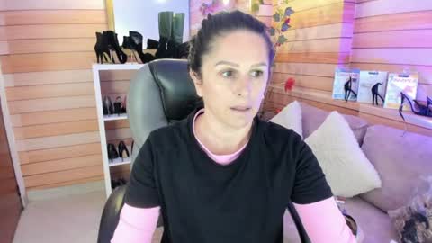Snapshot of _victoria_collins chatting on June 2026 10:52:02 AM Sol online show from June 2026 10:52:02 AM