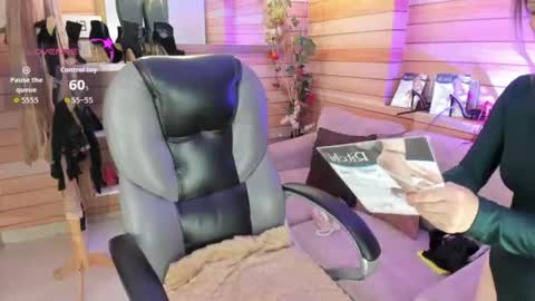 Snapshot of _victoria_collins chatting on July 2026 10:33:02 AM Sol online show from July 2026 10:33:02 AM