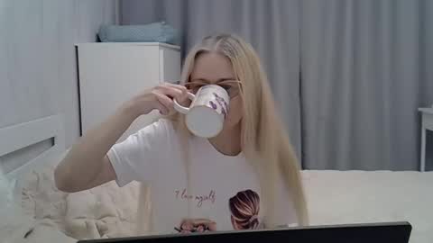 _xsharonx_ online show from February 2025 03:09:01 PM