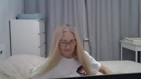 _xsharonx_ online show from February 2025 05:18:01 PM