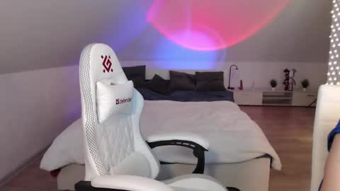 Nicole  Thomas  Dave online show from February 2025 03:32:02 PM